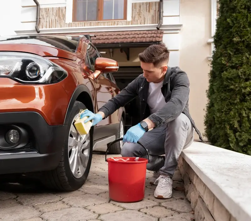 Lavage auto à domicile Flesselles : professionnel intervenant sur un véhicule